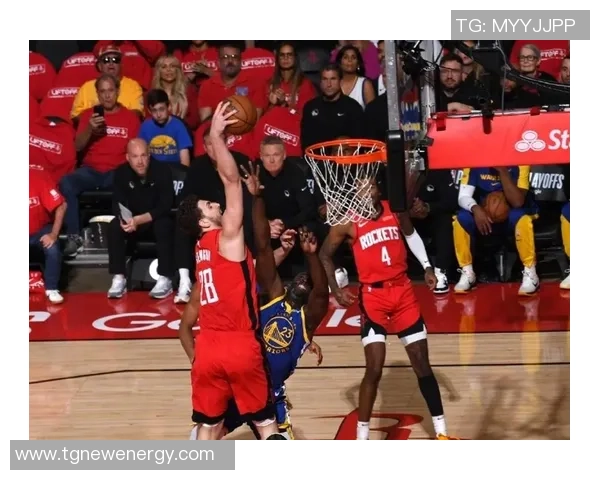 足球巨星亲临NBA现场助阵球迷热情高涨共庆体育盛事