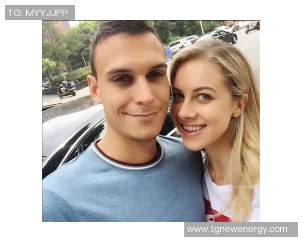 足球明星与妻子甜蜜互动瞬间揭秘幸福生活的背后故事 足球明星与妻子甜蜜互动瞬间揭秘幸福生活的背后故事