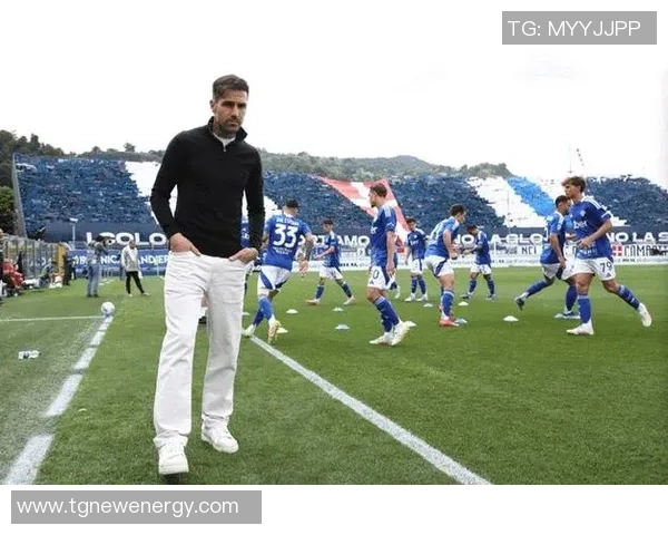 足球明星在城市街头漫步引发粉丝热潮与媒体关注