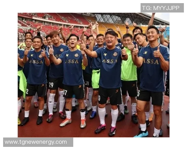 香港足球明星队精彩表演引发热烈反响展现运动精神与团队合作魅力